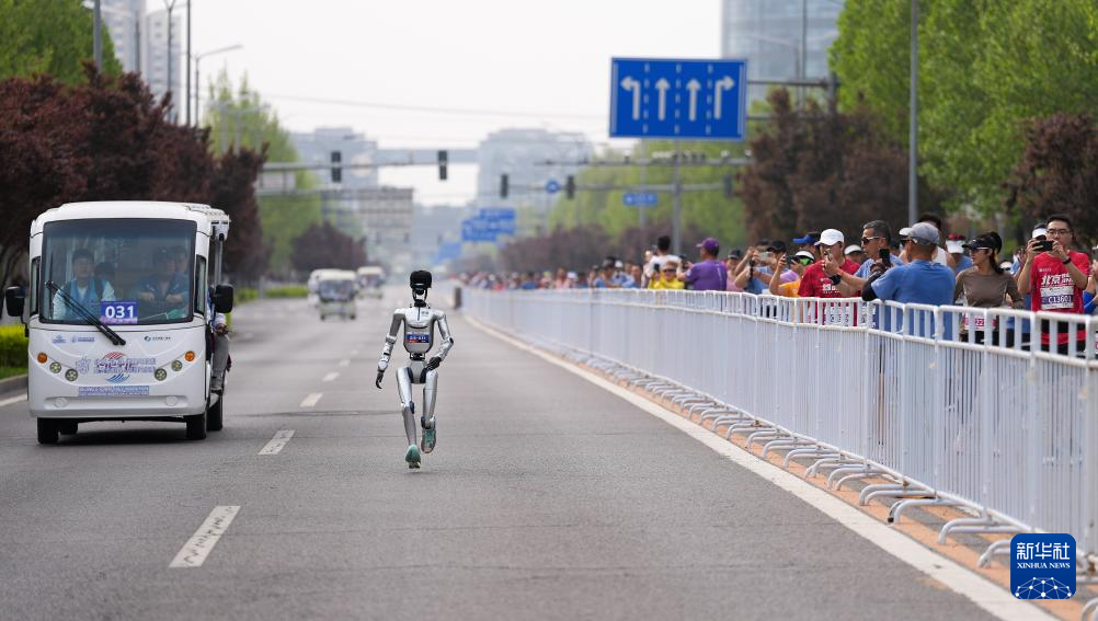 2026北京亦庄半程马拉松暨人形机器人半程马拉松举行