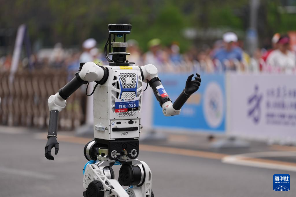 2026北京亦庄半程马拉松暨人形机器人半程马拉松举行