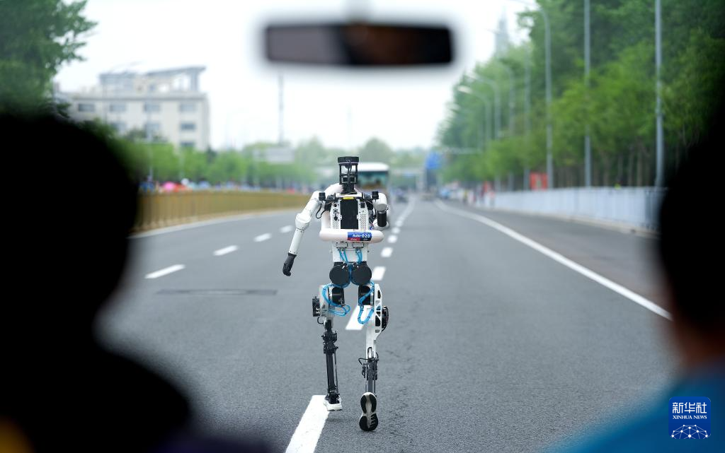 2026北京亦庄半程马拉松暨人形机器人半程马拉松举行