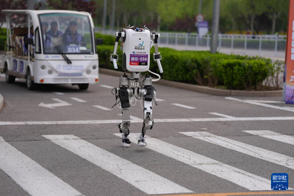 2026北京亦庄半程马拉松暨人形机器人半程马拉松举行