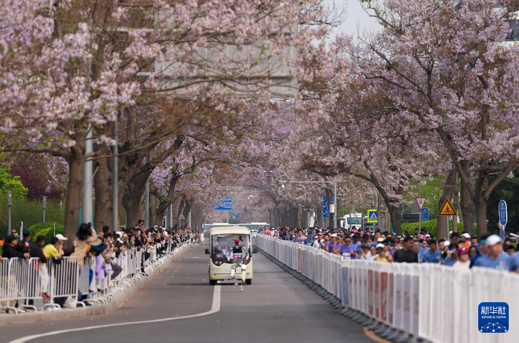 2026北京亦庄半程马拉松暨人形机器人半程马拉松举行