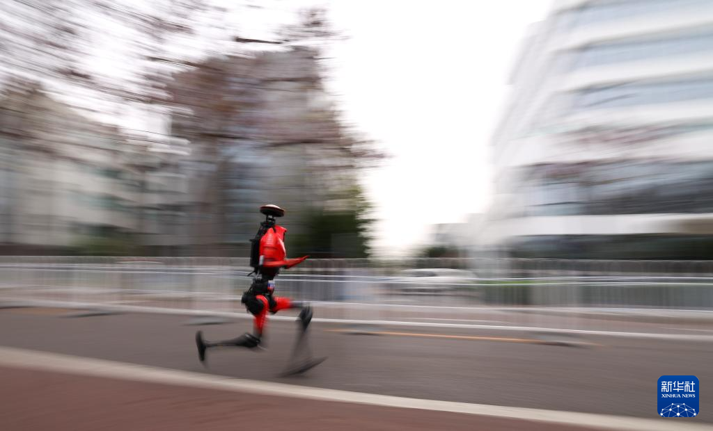 2026北京亦庄半程马拉松暨人形机器人半程马拉松举行