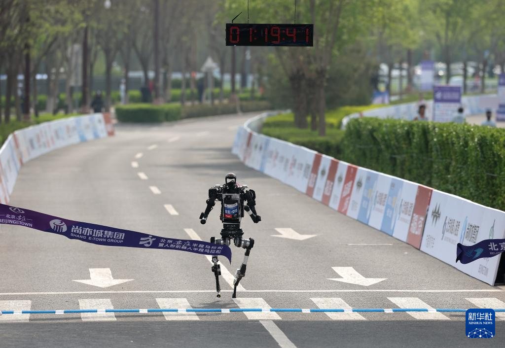 2026北京亦庄半程马拉松暨人形机器人半程马拉松举行