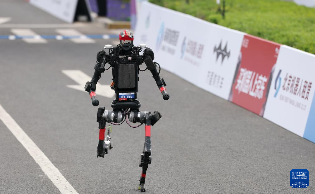 2026北京亦庄半程马拉松暨人形机器人半程马拉松举行