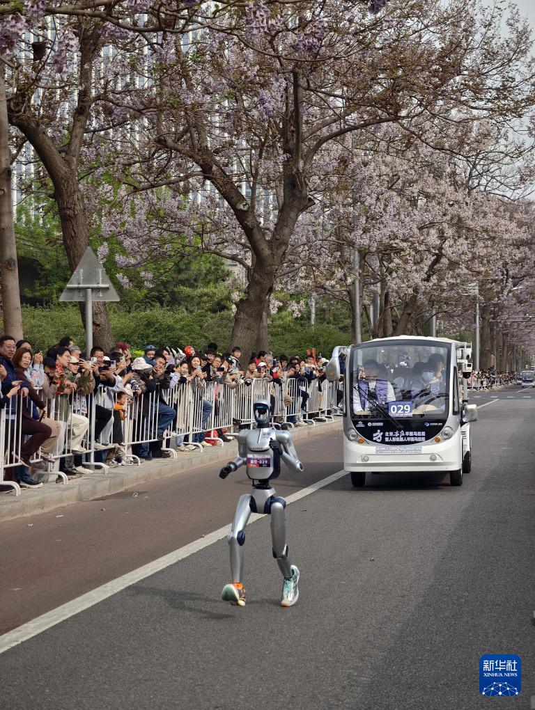 2026北京亦庄半程马拉松暨人形机器人半程马拉松举行