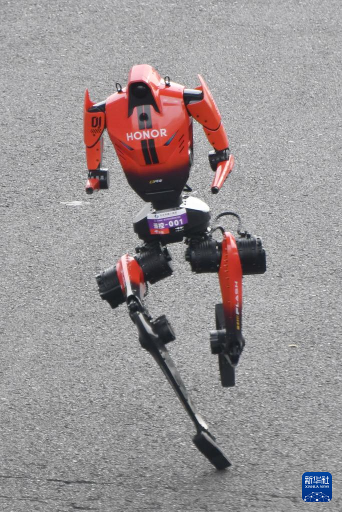 2026北京亦庄半程马拉松暨人形机器人半程马拉松举行