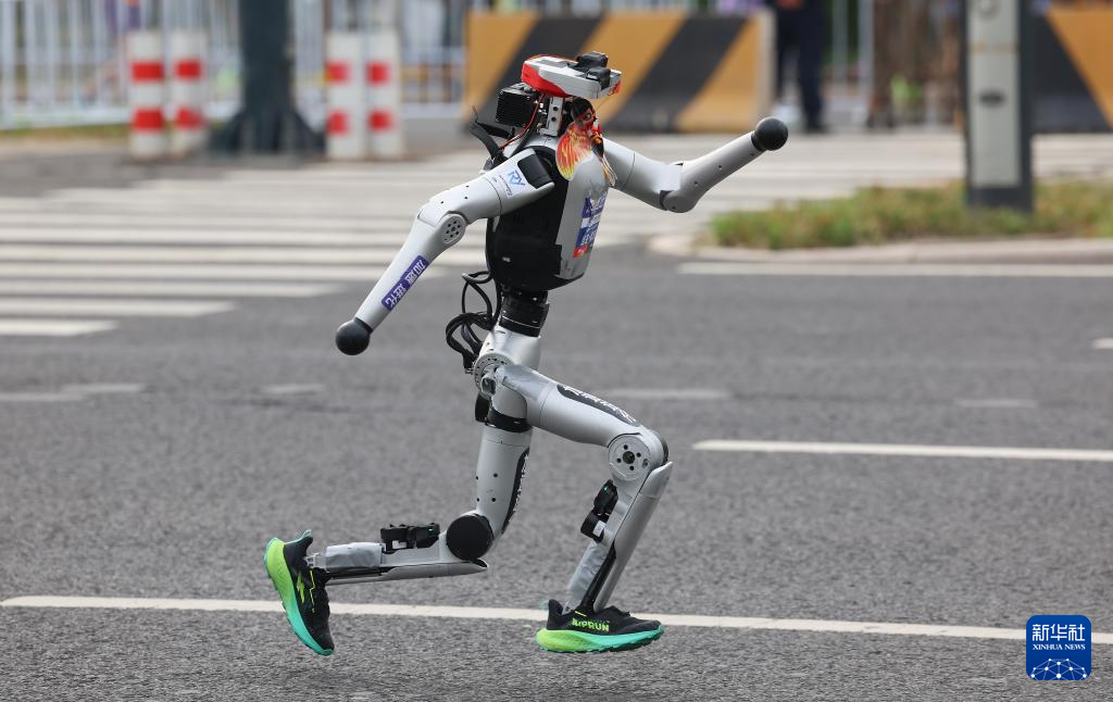 2026北京亦庄半程马拉松暨人形机器人半程马拉松举行