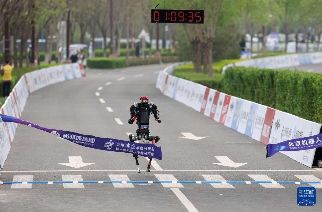 2026北京亦庄半程马拉松暨人形机器人半程马拉松举行