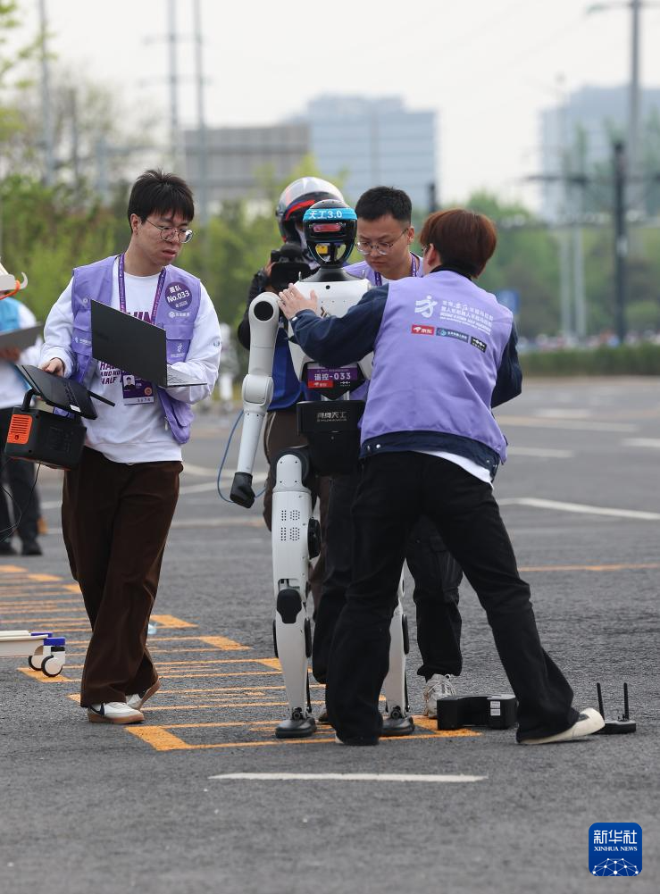 2026北京亦庄半程马拉松暨人形机器人半程马拉松举行