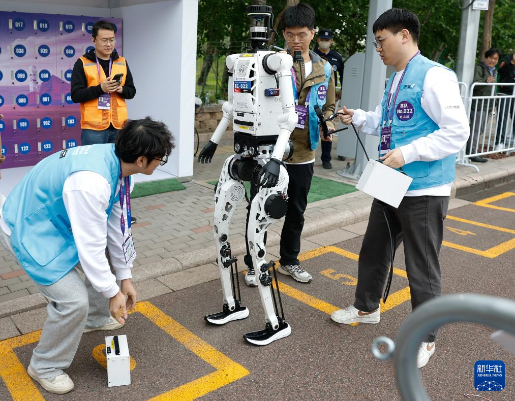2026北京亦庄半程马拉松暨人形机器人半程马拉松举行