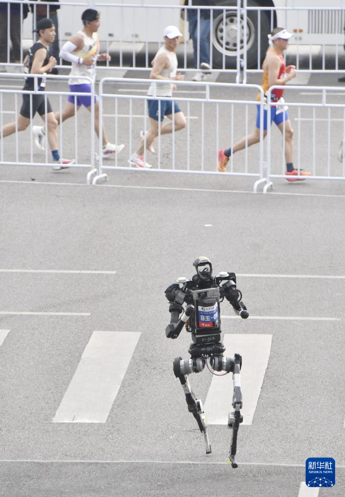 2026北京亦庄半程马拉松暨人形机器人半程马拉松举行