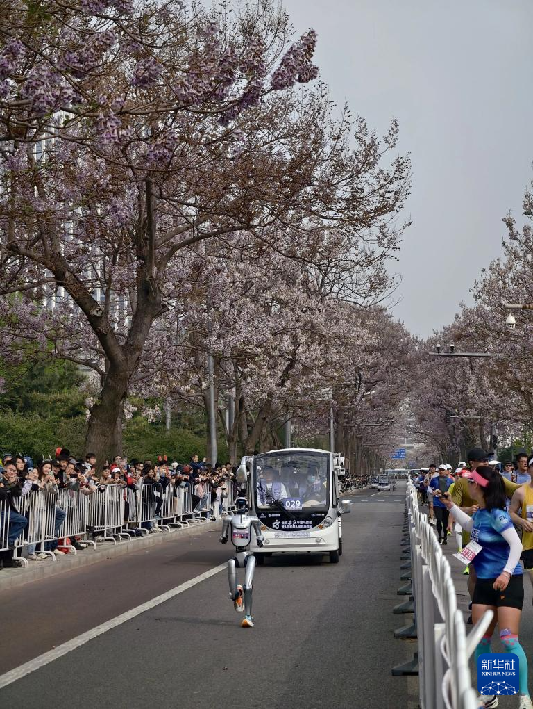 2026北京亦庄半程马拉松暨人形机器人半程马拉松举行