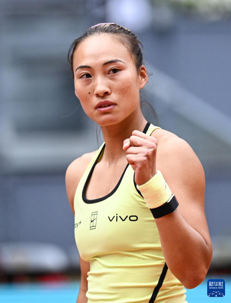 网球——马德里公开赛:郑钦文晋级32强