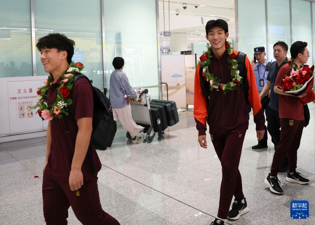 中国U17男足抵达北京